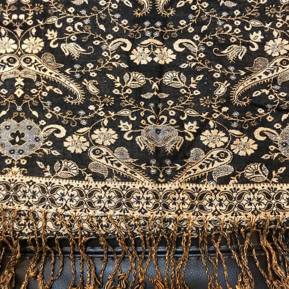 HOST PICK 10/15πGorgeous Scarf - Picture 5 of 8